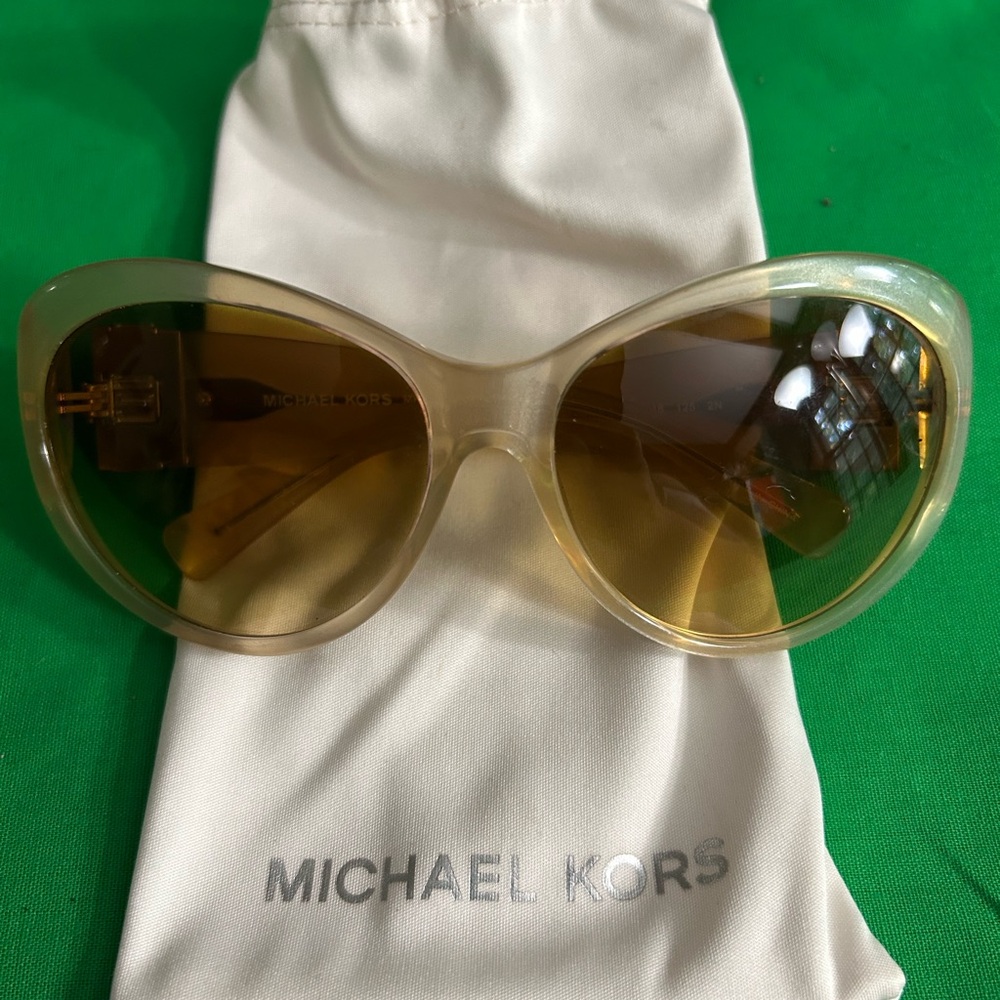 EUC Michael Kors Paris Women's Sunglasses in Butter Cream w/Warm Brown Gradient